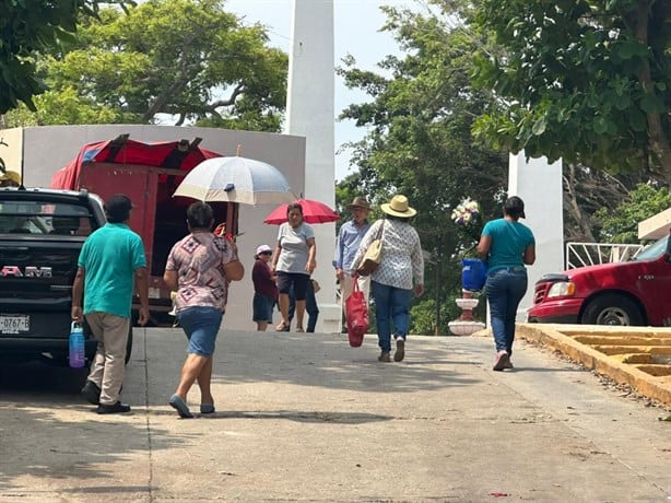 Día de las madres: por respeto y amor eterno, familias porteñas abarrotaron panteones 