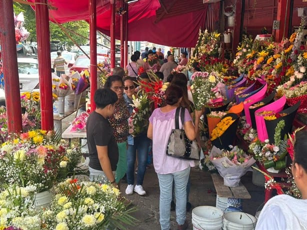 Día de las madres: por respeto y amor eterno, familias porteñas abarrotaron panteones 