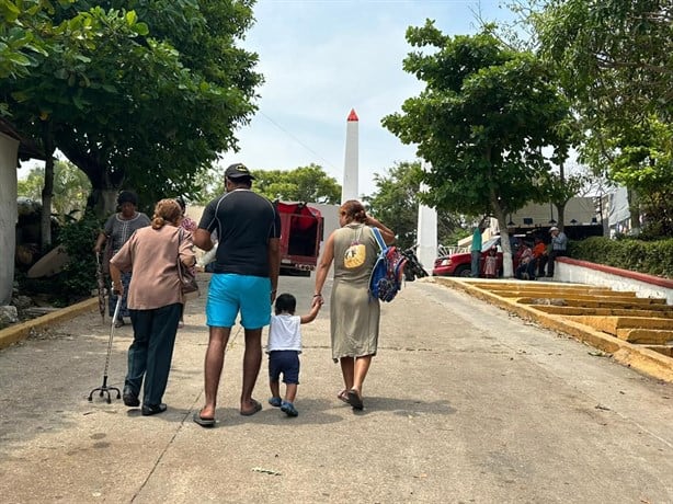 Día de las madres: por respeto y amor eterno, familias porteñas abarrotaron panteones 