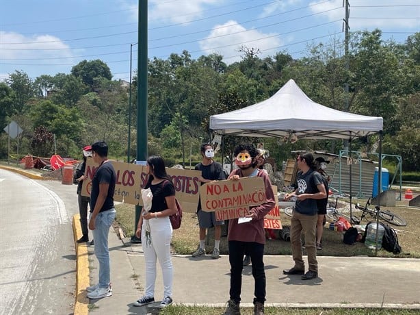 Ambientalistas bloquean Circuito Presidentes en Xalapa; rechazan ‘súper postes’