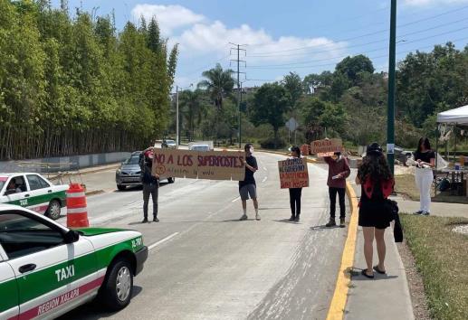 Ambientalistas bloquean Circuito Presidentes en Xalapa; rechazan ´súper postes´