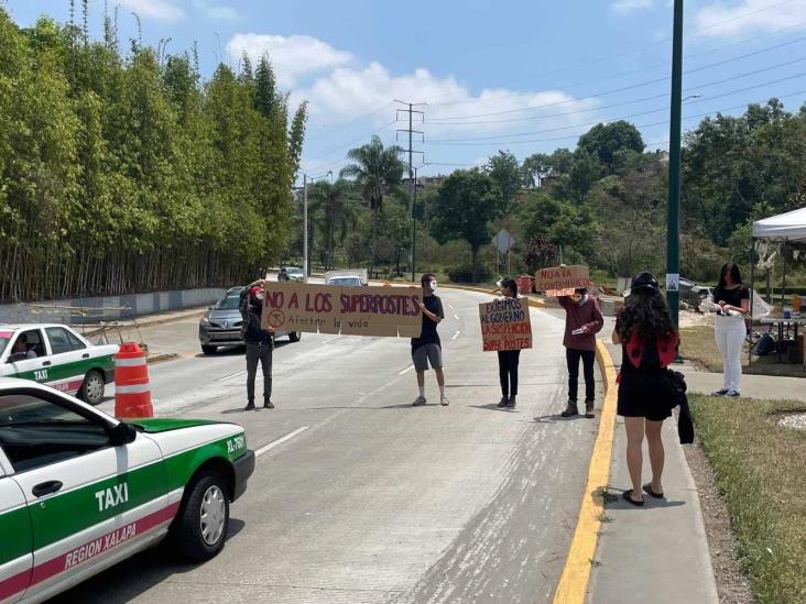 Ambientalistas bloquean Circuito Presidentes en Xalapa; rechazan ‘súper postes’