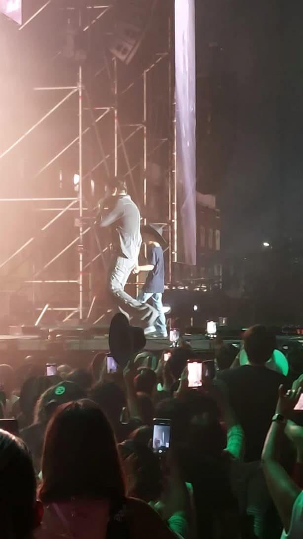 Christian Nodal sube a cantar a niño durante su concierto en Veracruz | VIDEO