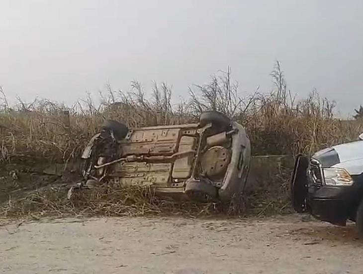 Se vuelca auto compacto en la carretera Nanchital-Las Choapas