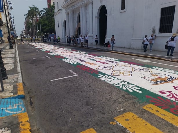 Elaboran tapete de aserrín sobre avenida Independencia en Veracruz | FOTOS