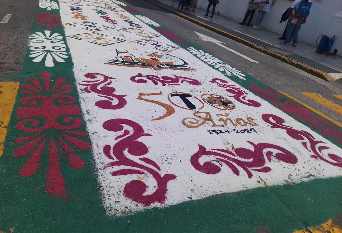 Elaboran tapete de aserrín sobre avenida Independencia en Veracruz | FOTOS