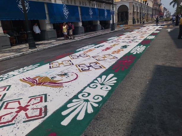 Elaboran tapete de aserrín sobre avenida Independencia en Veracruz | FOTOS