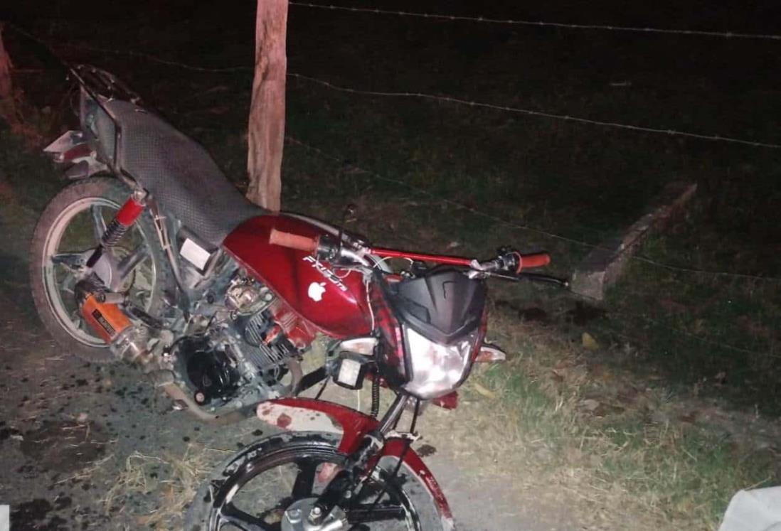 Fallece estudiante de 15 años tras chocar su moto contra un poste en Tierra Blanca