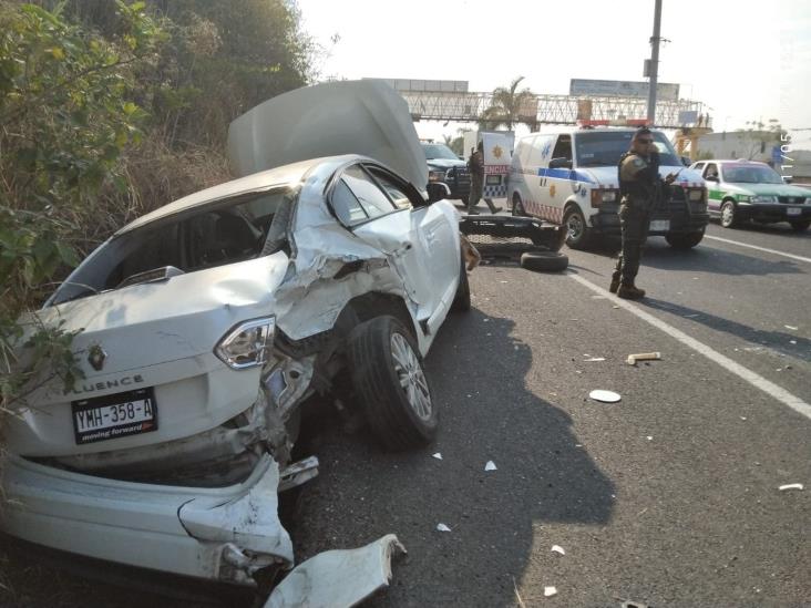 Chocan camioneta y un auto en El Lencero