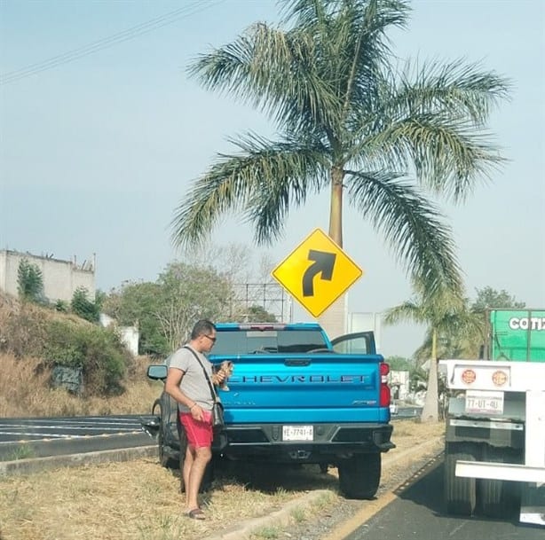 Chocan camioneta y un auto en El Lencero