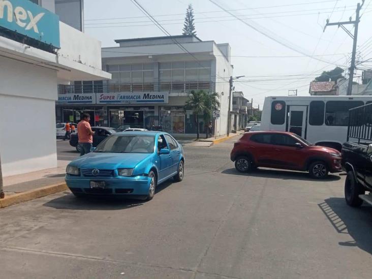 Choque deja daños materiales en Martínez de la Torre