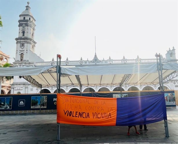 Madres víctimas de violencia vicaria lanzan mensaje a autoridades desde el zócalo de Veracruz