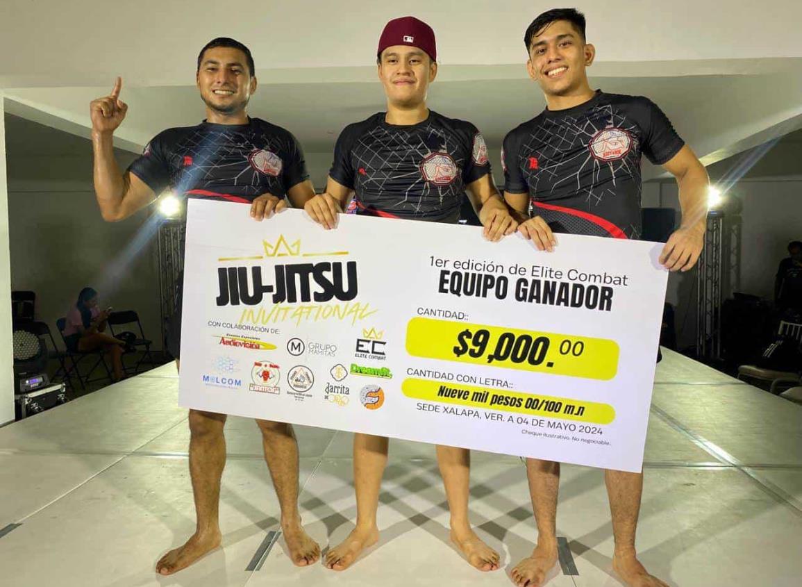 Peleadores minatitlecos conquistaron primer lugar por equipos