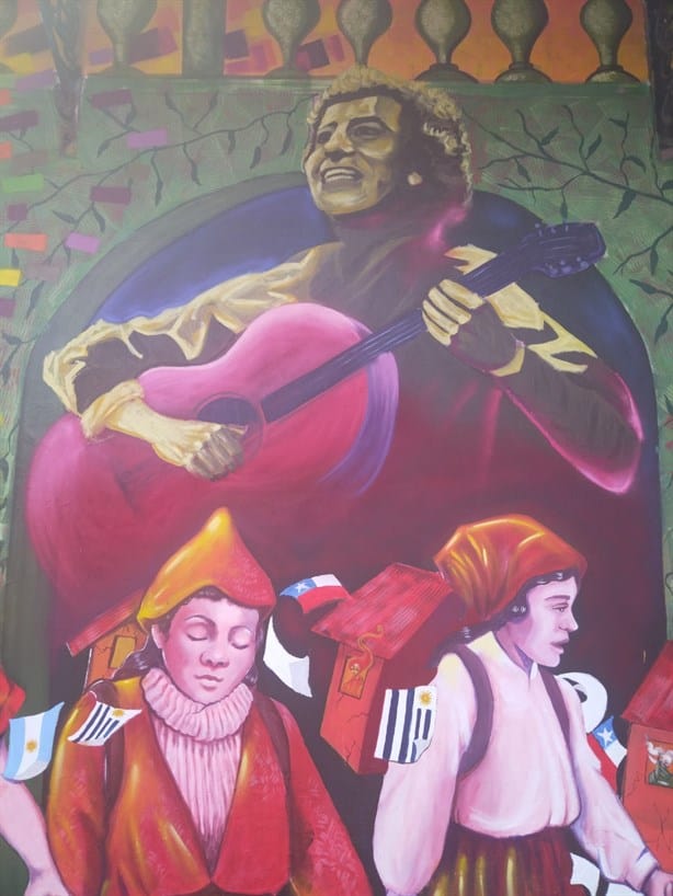 Estudiantes de la UV dedican mural al exilio en América