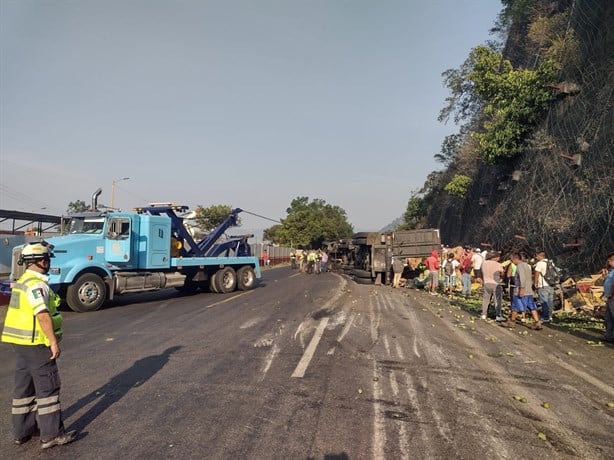 ¡Volcadura de tráiler desquicia la Puebla-Orizaba! Autopista permanece cerrada por horas