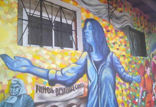 Estudiantes de la UV dedican mural al exilio en América