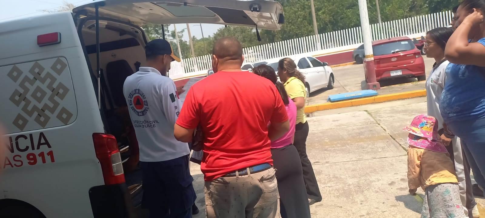 Investigan consumo de sustancias extrañas en Cecytev de Agua Dulce; alumnas terminan en el hospital