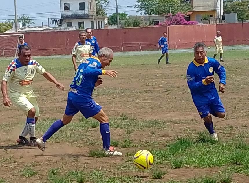 Futbolistas veteranos en peligro por altas temperaturas