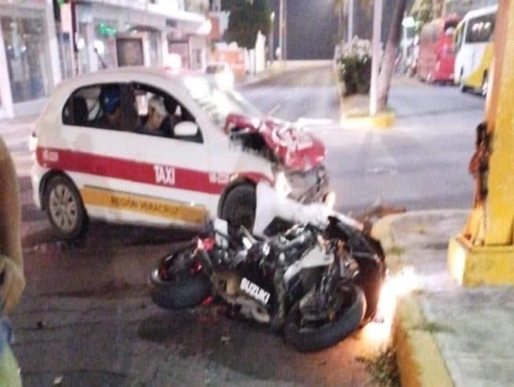 Taxista y motociclista en Veracruz chocan terminando con los conductores lesionados