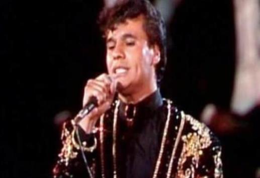 Un día como hoy Juan Gabriel conquistó el Palacio de Bellas Artes
