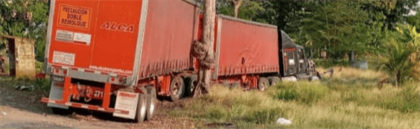 Conductor fallece prensado en su coche tras choque contra tráiler en Tres Valles