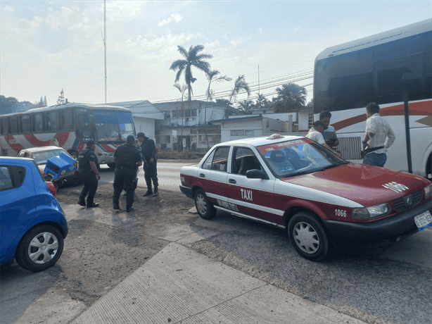 Accidente entre taxi y repartidor de Dominos Pizza deja heridos leves en San Andrés Tuxtla