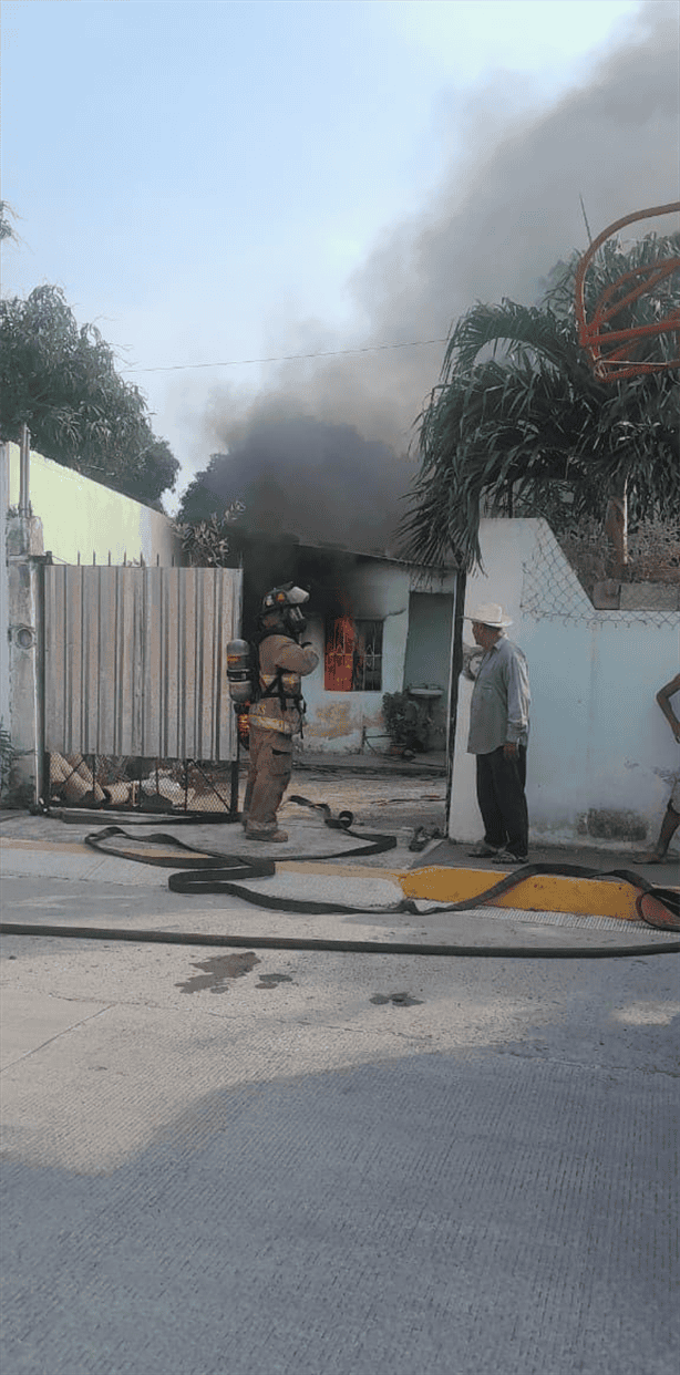 Incendio consume hogar en Ciudad Cardel debido a probable corto circuito