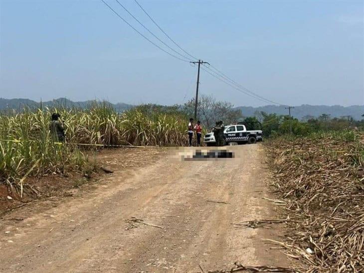 Hallan cuerpo embolsado en Omealca; cuerpos policiales investigan el hecho