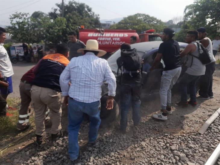 ¡Tremendo susto! auto es arrastrado por tren carguero en Fortín