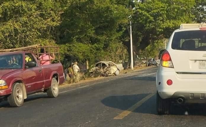 Conductor fallece prensado en su coche tras choque contra tráiler en Tres Valles