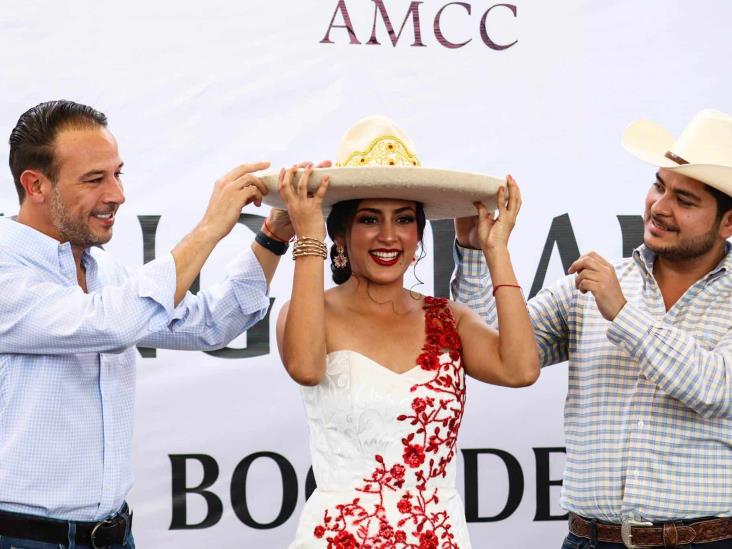 Con tradicional sombrero de charro a coronan a María Fernanda Molina