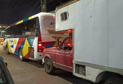 Se registra accidente entre camioneta y autobús en Tlapacoyan