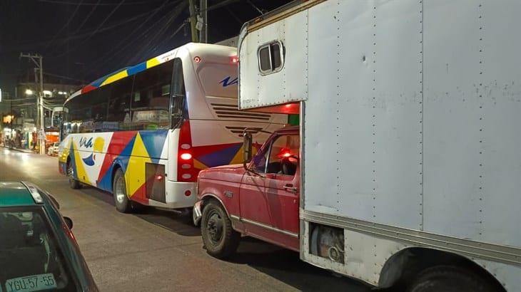 Se registra accidente entre camioneta y autobús en Tlapacoyan