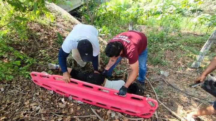 Mujer choca en moto contra puente en Paso de Ovejas, Veracruz