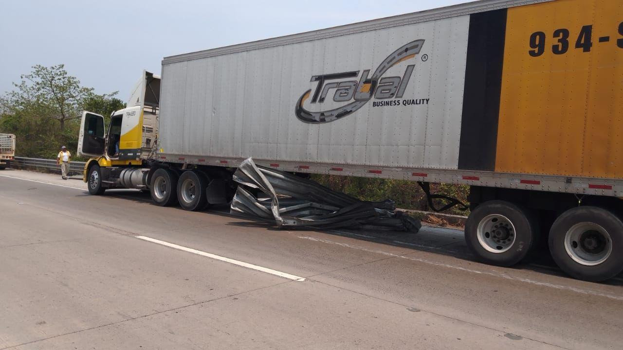 Trailero impacta contra valla metálica sobre autopista de Acayucan 