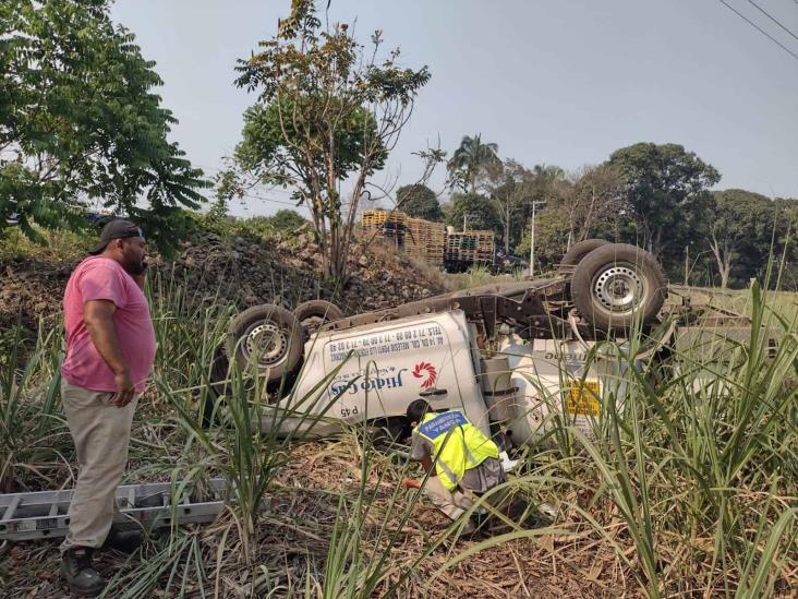 Volcadura de pipa con gas LP desata alarma en Yanga