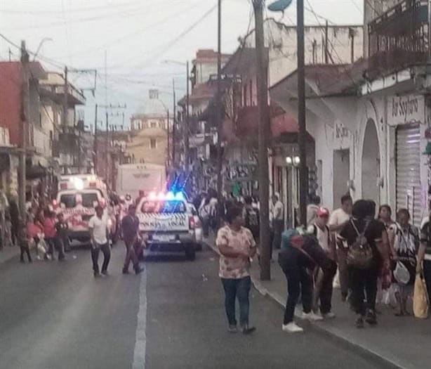 Choque entre vehículo y autobús de pasajeros deja un lesionado, en Orizaba