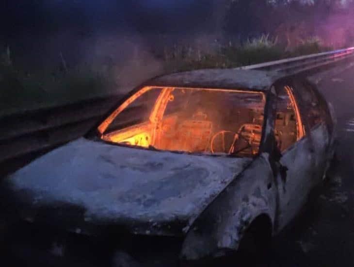 Fuego consume automóvil en autopista Cosolea- La Tinaja