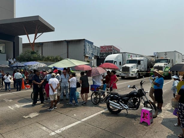 Todo el día estuvo bloqueado Rafael Cuervo por falta de agua en colonias de Veracruz | VIDEO