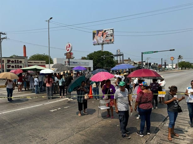 Todo el día estuvo bloqueado Rafael Cuervo por falta de agua en colonias de Veracruz | VIDEO