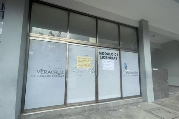 Grosera e impune empleada de módulo de licencias de Veracruz