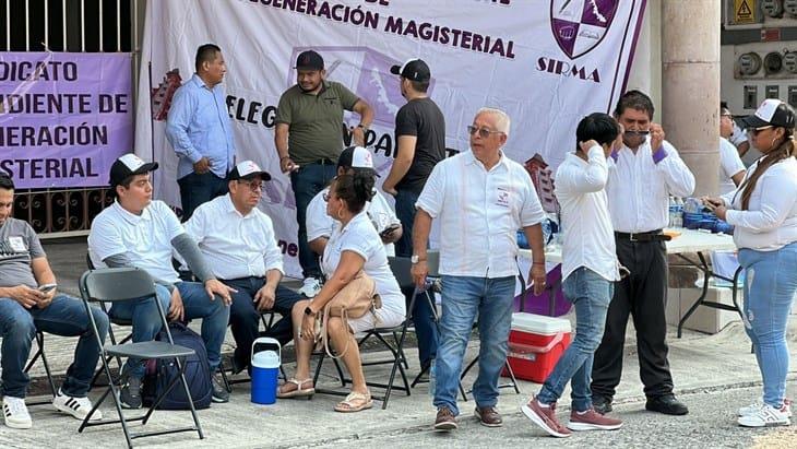 Toman instalaciones de la SEV en Poza Rica; docentes reclaman pagos pendientes