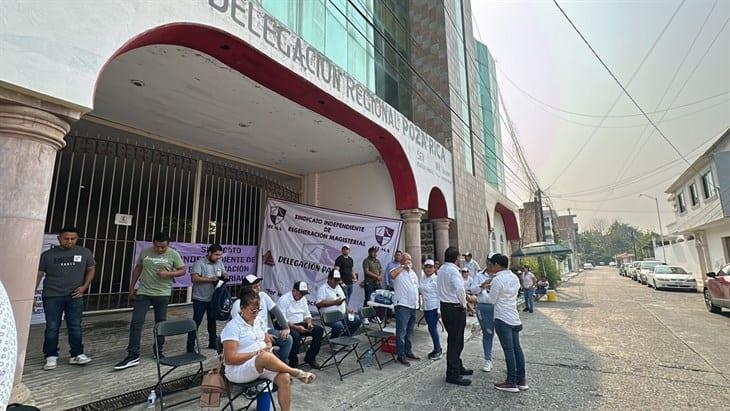 Toman instalaciones de la SEV en Poza Rica; docentes reclaman pagos pendientes