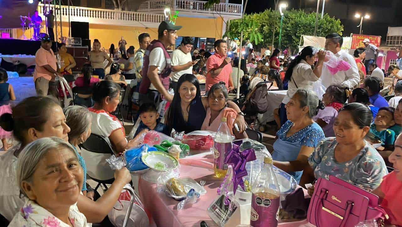 En Sayula de Alemán, apapachan a mujeres en el Día de las Madres 