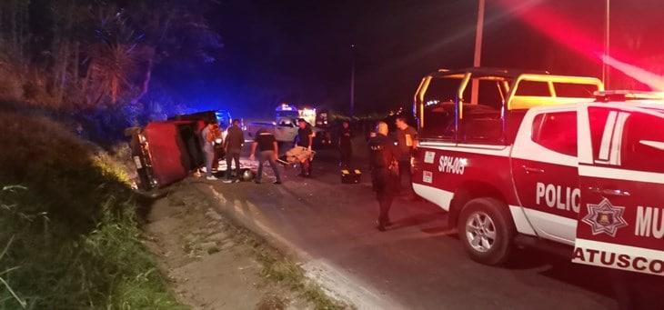 Trágica volcadura deja un fallecido en la carretera Coscomatepec-Conejos