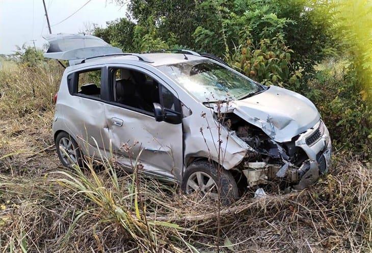 Se registra fuerte accidente entre auto y moto en Atzalan