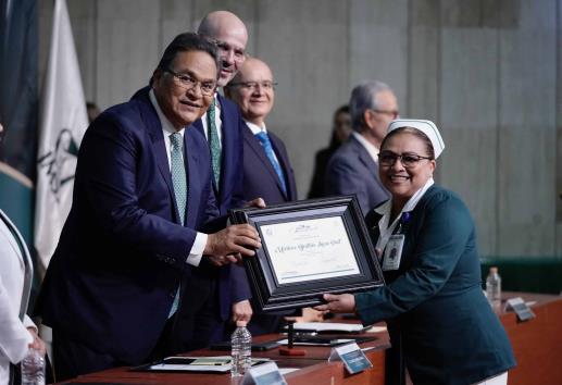 IMSS reconoce labor de más de 124 mil enfermeras y enfermeros