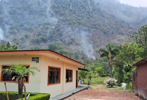 ¡Incendio forestal causa alarma en Río Blanco! Temen riesgo por ductos de Pemex