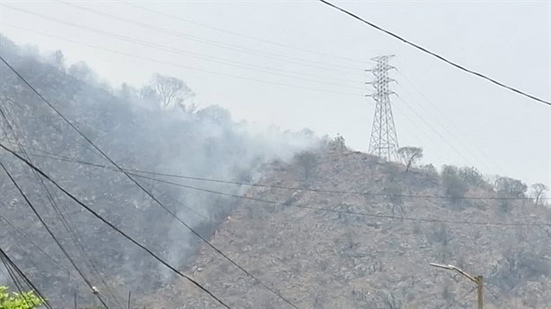 ¡Incendio forestal causa alarma en Río Blanco! Temen riesgo por ductos de Pemex