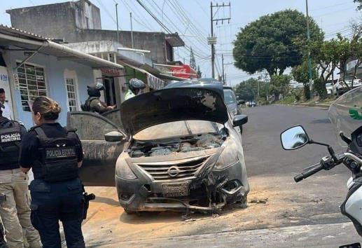 Se incendia auto en colonia Rafael Lucio, en Xalapa
